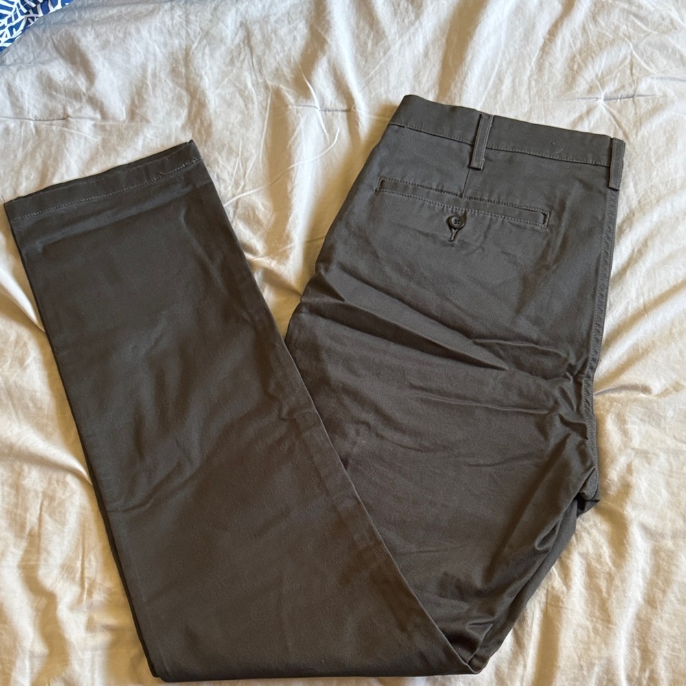 Levi's Men's Dark Gray Chinos